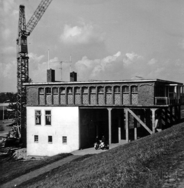 De dijk met het badhuis 1965.jpg